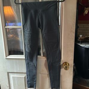 Alo moto leggings pretty grey color size small